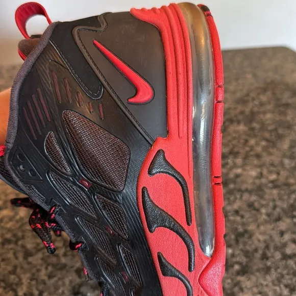 Nike mens air Max Pillar Black and Red Sneakers EUC 10.5