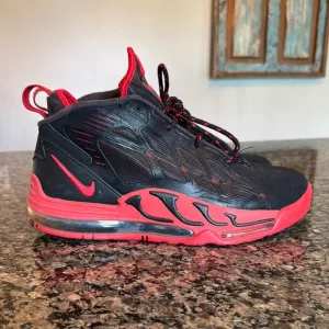Nike mens air Max Pillar Black and Red Sneakers EUC 10.5