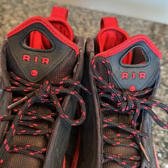 Nike mens air Max Pillar Black and Red Sneakers EUC 10.5