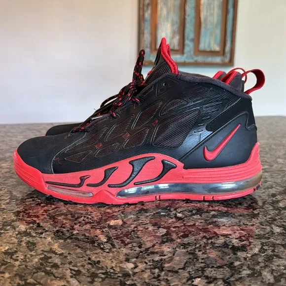 Nike mens air Max Pillar Black and Red Sneakers EUC 10.5