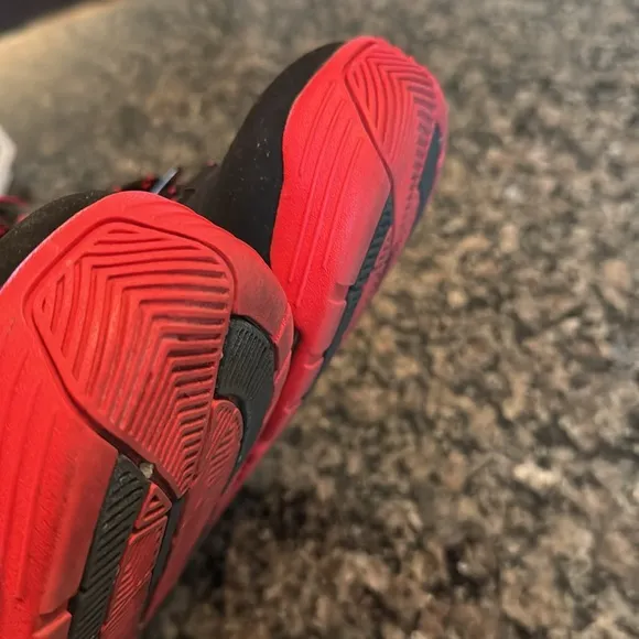 Nike mens air Max Pillar Black and Red Sneakers EUC 10.5