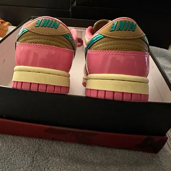 Nike Pink and Orange Sneakers Vibrant Low-Top Design