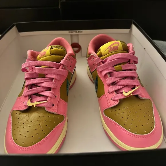 Nike Pink and Orange Sneakers Vibrant Low-Top Design