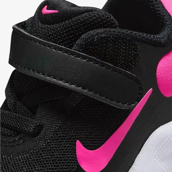 Nike Revolution 7 Kids' Sneakers - Black and Pink Size 5c