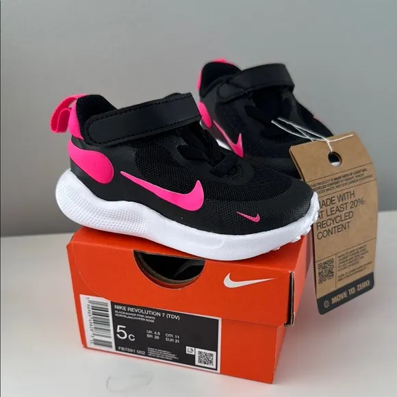 Nike Revolution 7 Kids' Sneakers - Black and Pink Size 5c