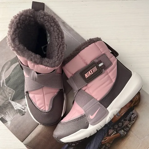 NIKE slip-on girl’s snow  boots