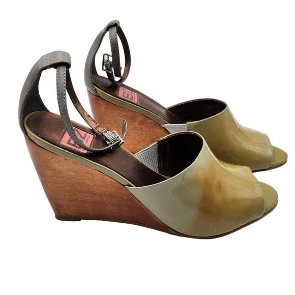 NWOB Banfi Zambrelli women's two - tone leather wedge ankle strap sandals 7M