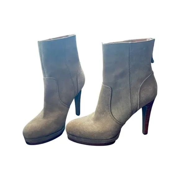 𝅺NWOT Nine West Tan Suede  Platform Ankle Boots Size 8.5.