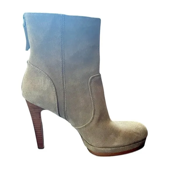 𝅺NWOT Nine West Tan Suede  Platform Ankle Boots Size 8.5.