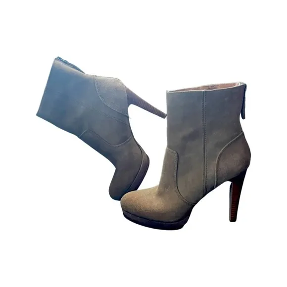 𝅺NWOT Nine West Tan Suede  Platform Ankle Boots Size 8.5.