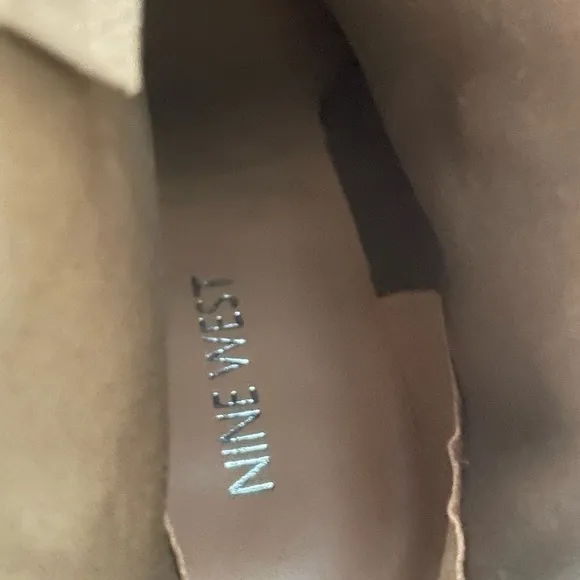 𝅺NWOT Nine West Tan Suede  Platform Ankle Boots Size 8.5.