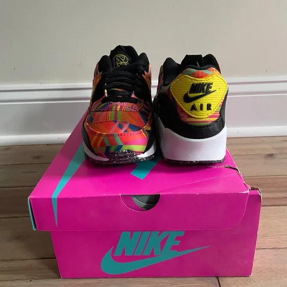 NWT Nike Air Max 90 Familia Multicolor Sneakers