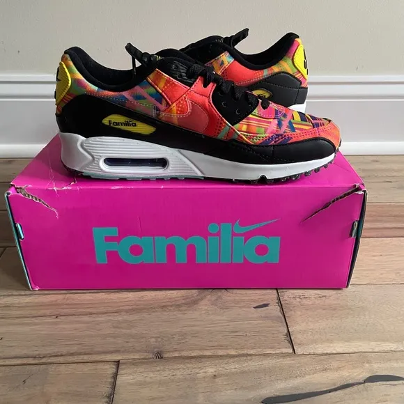 NWT Nike Air Max 90 Familia Multicolor Sneakers