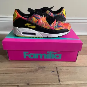 NWT Nike Air Max 90 Familia Multicolor Sneakers