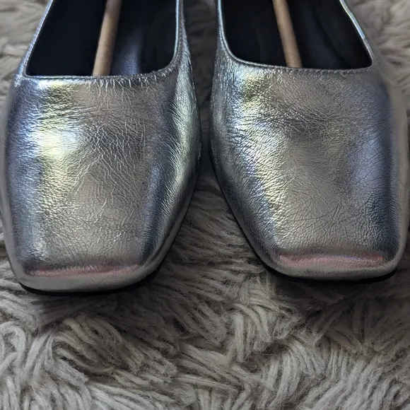 NWT Vagabond Delia Mary Jane Flats in Silver