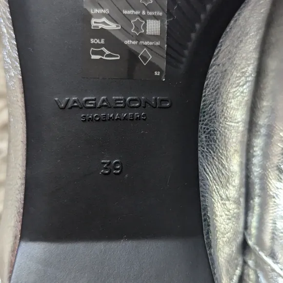NWT Vagabond Delia Mary Jane Flats in Silver