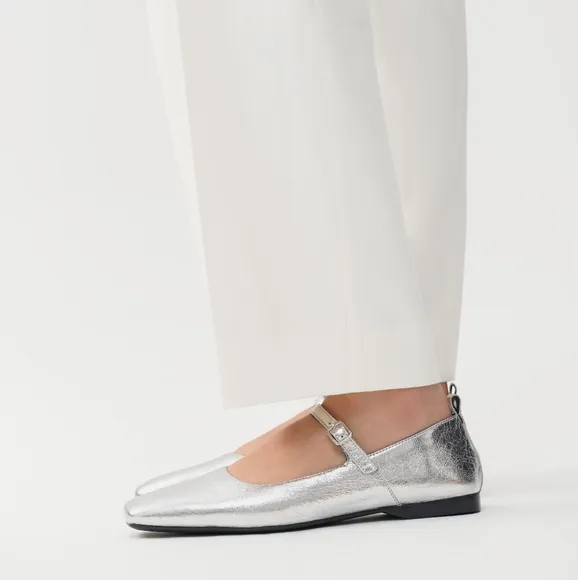 NWT Vagabond Delia Mary Jane Flats in Silver
