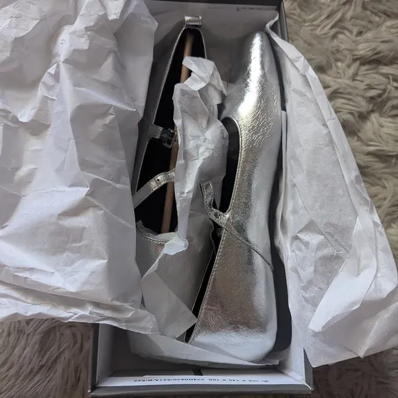 NWT Vagabond Delia Mary Jane Flats in Silver