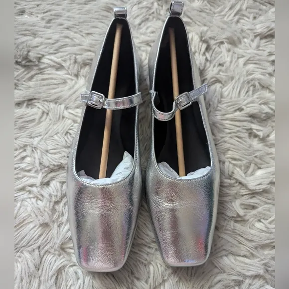 NWT Vagabond Delia Mary Jane Flats in Silver