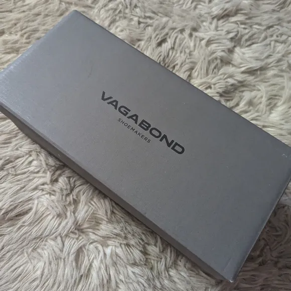 NWT Vagabond Delia Mary Jane Flats in Silver