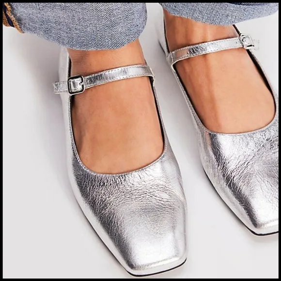 NWT Vagabond Delia Mary Jane Flats in Silver