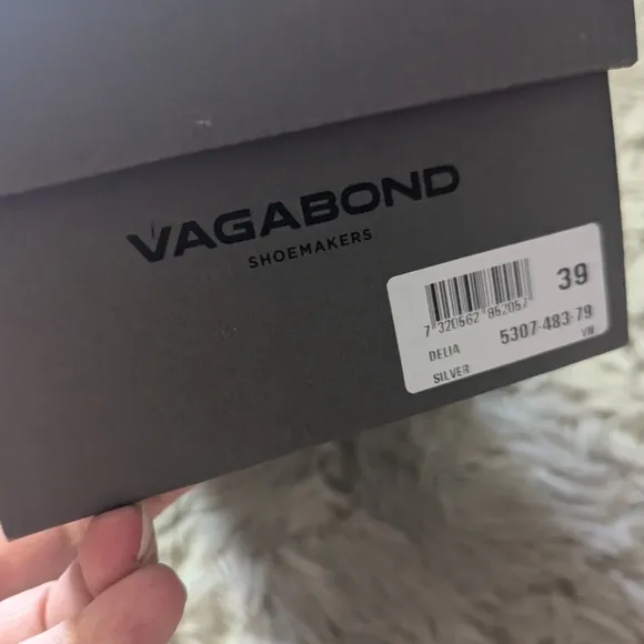 NWT Vagabond Delia Mary Jane Flats in Silver