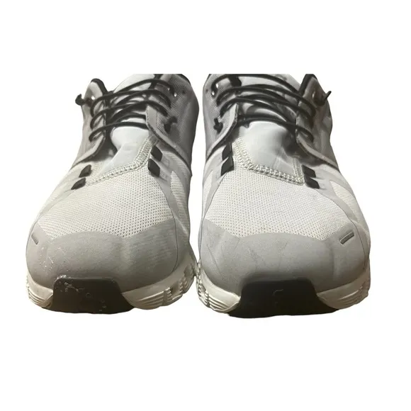 ON RUNNING Cloud 5 Waterproof in Glacier / White Size 8.5 —damaged tread