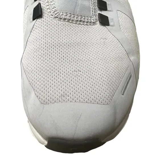 ON RUNNING Cloud 5 Waterproof in Glacier / White Size 8.5 —damaged tread