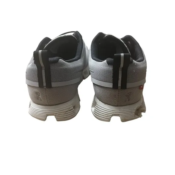 ON RUNNING Cloud 5 Waterproof in Glacier / White Size 8.5 —damaged tread