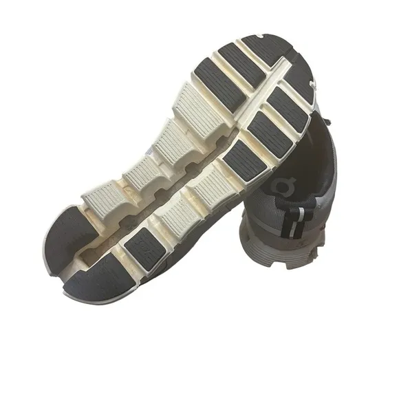 ON RUNNING Cloud 5 Waterproof in Glacier / White Size 8.5 —damaged tread