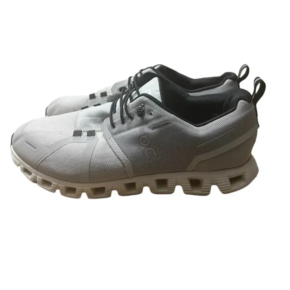 ON RUNNING Cloud 5 Waterproof in Glacier / White Size 8.5 —damaged tread