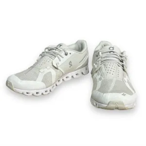 ON Women’s Cloud 5 Low Top Sneakers EUC