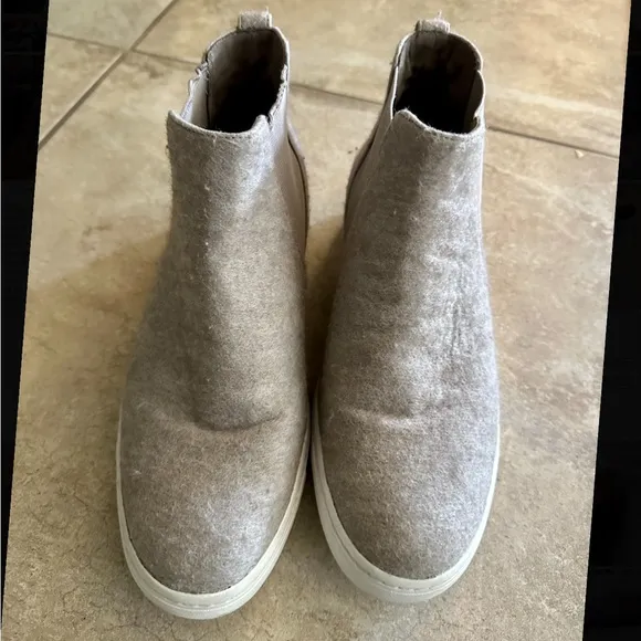 Pre-Loved 🥰 Vince Hightop Sneakers