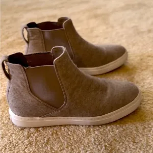 Pre-Loved 🥰 Vince Hightop Sneakers
