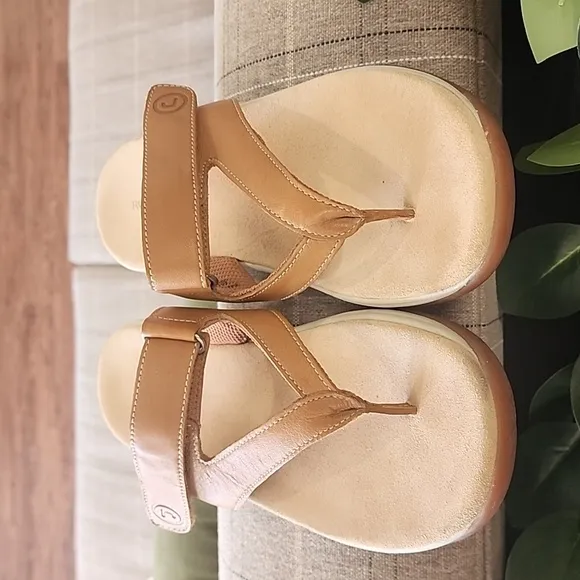 Rockport Sandals Flip Flops 7.5 W Sandals Tan Leather MTM Sport Thong