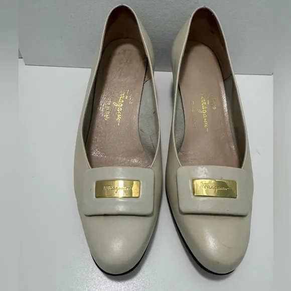 Salvatore Ferragamo Boutique Made in Italy Cream Heeled Loafers Size 8