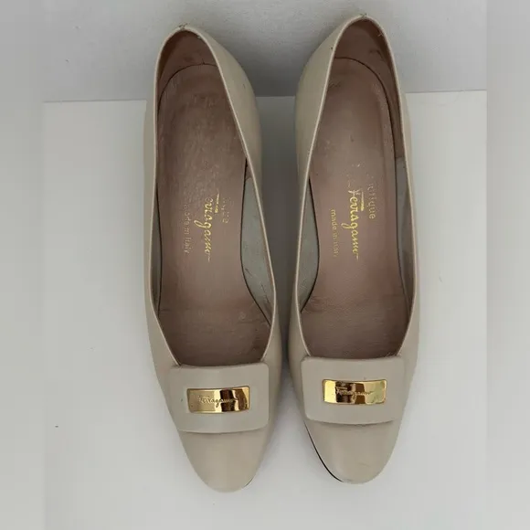 Salvatore Ferragamo Boutique Made in Italy Cream Heeled Loafers Size 8