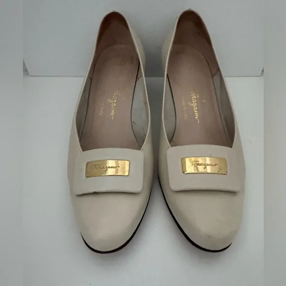 Salvatore Ferragamo Boutique Made in Italy Cream Heeled Loafers Size 8