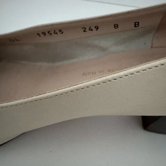 Salvatore Ferragamo Boutique Made in Italy Cream Heeled Loafers Size 8