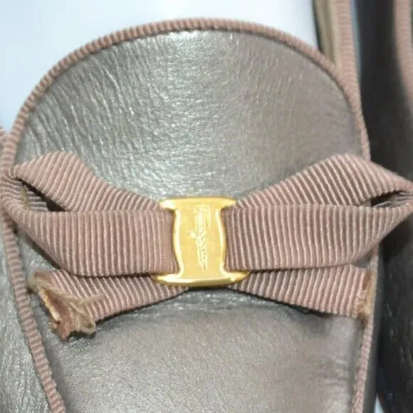 Salvatore Ferragamo Vintage Bow Bronze Pewter Taupe Leather Flats Loafers 8 AA