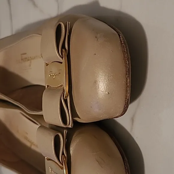 Salvatore Ferragamo Women's 9B Cream Gold Hue Leather Bow Loafers Classic Luxury