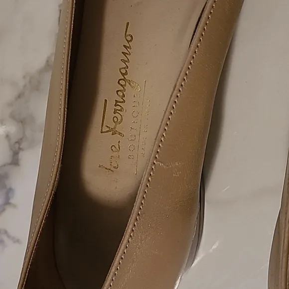 Salvatore Ferragamo Women's 9B Cream Gold Hue Leather Bow Loafers Classic Luxury