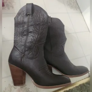Size 6.5 Miranda Lambert brown leather cowboy boots