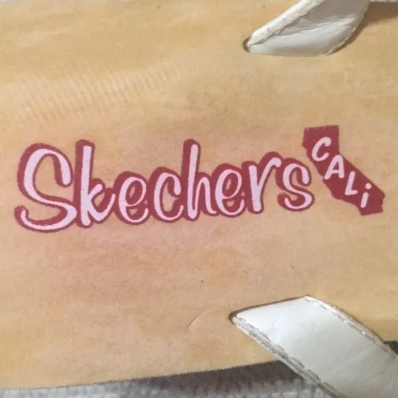 Skechers Cali charm thong sandals .