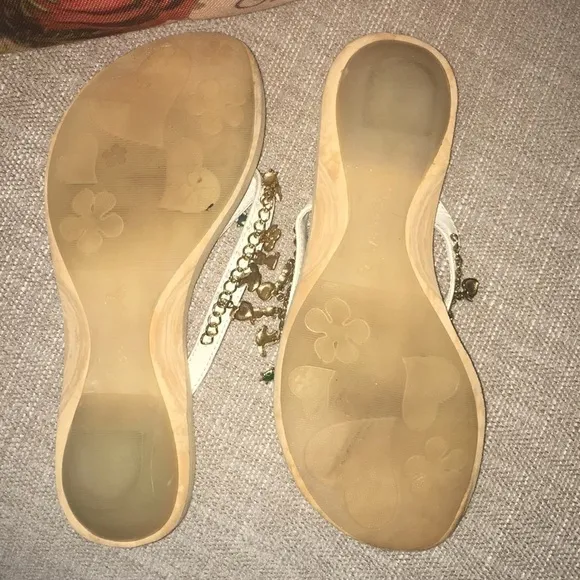 Skechers Cali charm thong sandals .