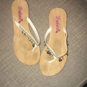 Skechers Cali charm thong sandals .