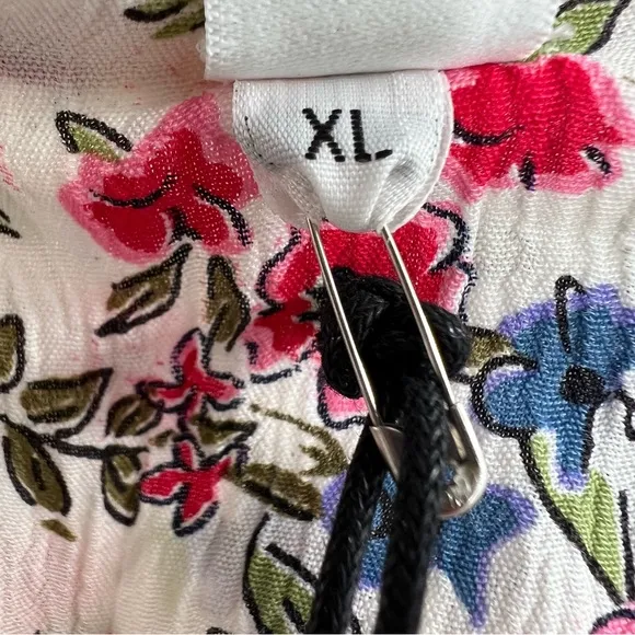 Sokie Collective NWT Peek-a-Boo Dress in White Floral size XL