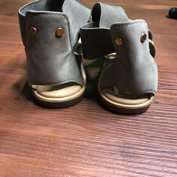 SOREL Ella Sandal Crossed Ankle Strap Leather Sandals Womens 7.5 Sage Green