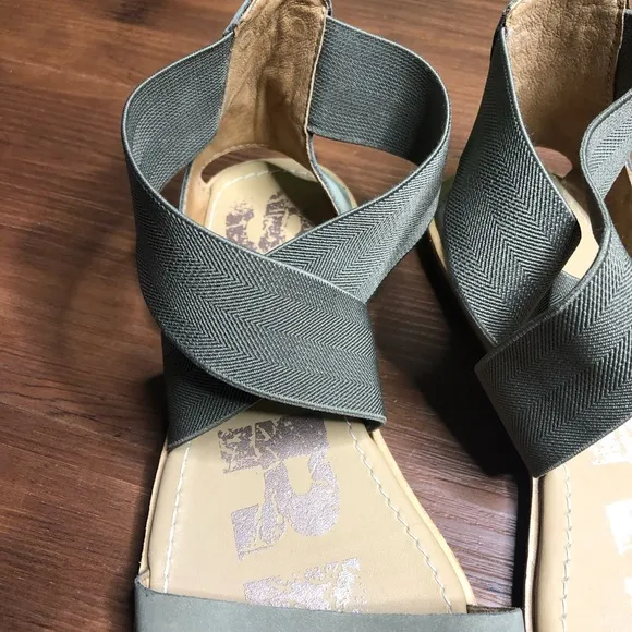 SOREL Ella Sandal Crossed Ankle Strap Leather Sandals Womens 7.5 Sage Green