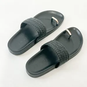 Steve Madden NWB Sz 7 Black  Somona Toe Loop  Leather Sandals